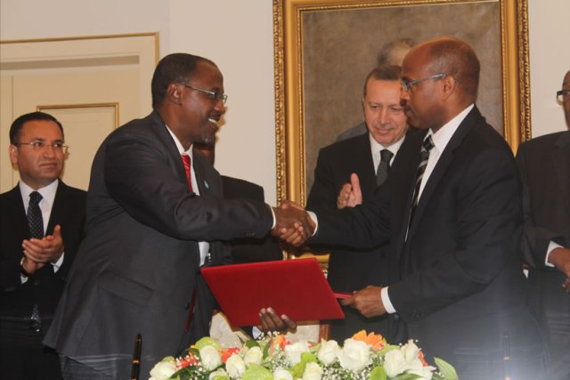 Somalia Minister for Interior (L) shaking hands with Somaliland Minister of Forgein Affairs (R), Ankara Credit- Hiiraan